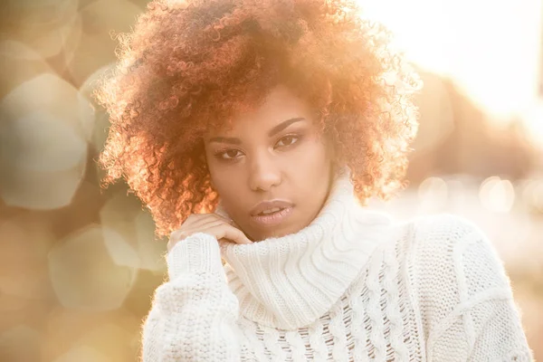 Retrato de otoño de niña afroamericana . — Foto de Stock