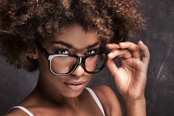 Dziewczyna z afro noszenie okularów. — Zdjęcie stockowe