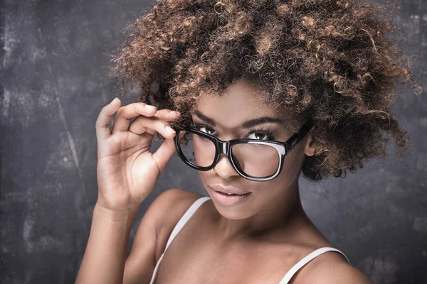 Fille avec afro portant des lunettes . — Photo