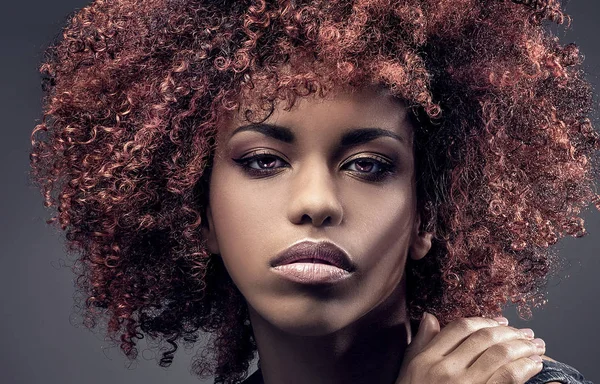 Portret van mooie vrouw met afro kapsel. — Stockfoto