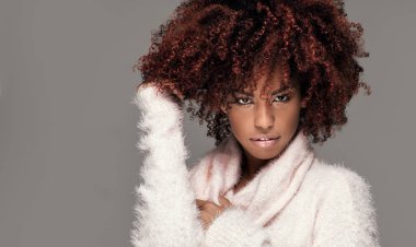 Afro saç modeli poz ile güzel kadın.