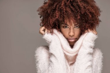 Afro saç modeli poz ile güzel kadın.