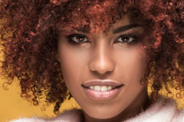 Afro saç modeli ile güzel kız portresi.
