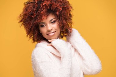 Afro saç modeli ile güzel kız portresi.