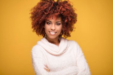 Afro saç modeli ile güzel kız portresi.