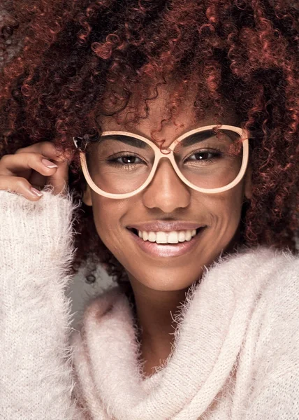 Mujer feliz con peinado afro sonriendo . — Foto de Stock