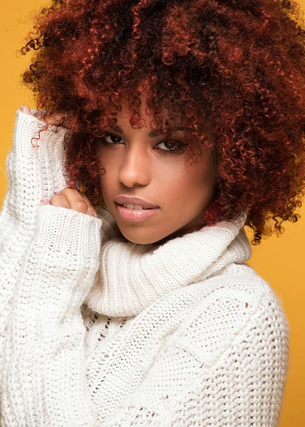 Retrato de chica hermosa con peinado afro . —  Fotos de Stock