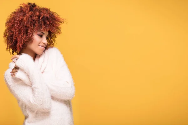 Retrato de chica hermosa con peinado afro . —  Fotos de Stock