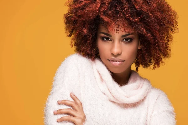 Retrato de menina bonita com penteado afro . — Fotografia de Stock