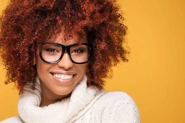 Jonge Afro-Amerikaanse meisje op gele achtergrond. — Stockfoto