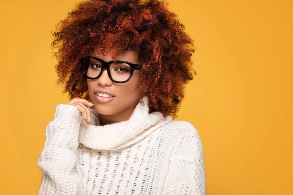 Sarı zemin üzerine genç Afro-Amerikan kız.