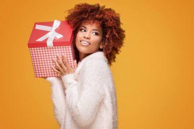 Hediye kutusu ile poz Afro kız gülümseyerek.