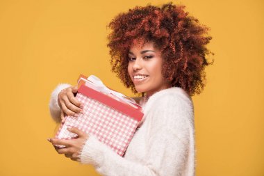 Hediye kutusu ile poz Afro kız gülümseyerek.