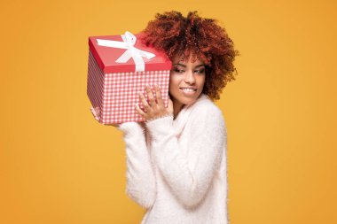 Hediye kutusu ile poz Afro kız gülümseyerek.
