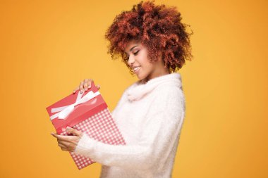 Hediye kutusu ile poz Afro kız gülümseyerek.
