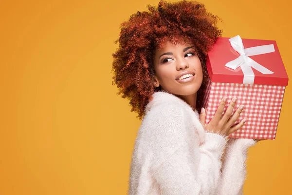 Hediye kutusu ile poz Afro kız gülümseyerek.