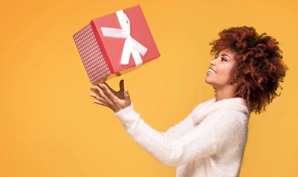 Afro chica posando con caja de regalo, sonriendo . — Foto de Stock