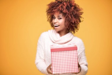 Hediye kutusu ile poz Afro kız gülümseyerek.