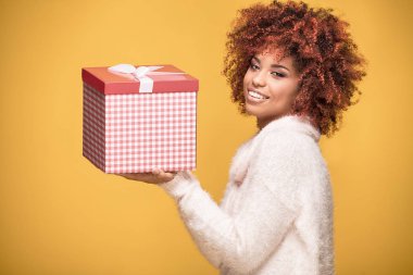 Hediye kutusu ile poz Afro kız gülümseyerek.