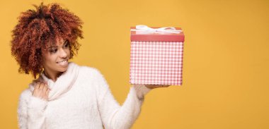 Hediye kutusu ile poz Afro kız gülümseyerek.