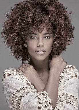 Afro saç modeli poz ile güzel kadın.