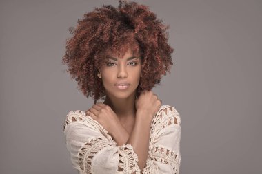 Afro saç modeli poz ile güzel kadın.