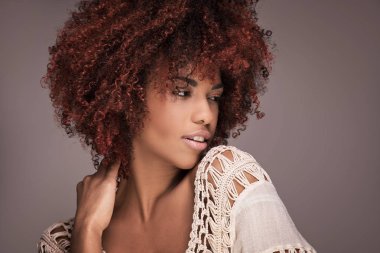 Afro saç modeli ile kız Güzellik Portresi.