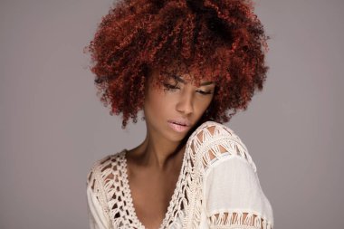 Afro saç modeli ile kız Güzellik Portresi.