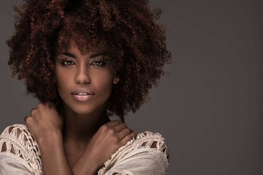Afro saç modeli poz ile güzel kadın.