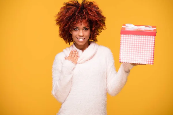아프리카 여자 선물 상자, 포즈 미소. — 스톡 사진