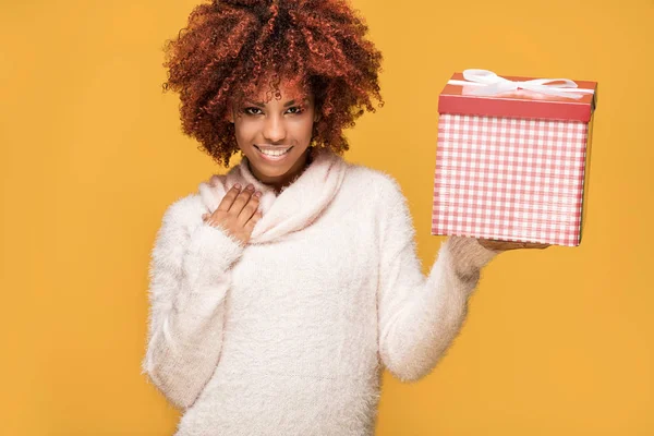 아프리카 여자 선물 상자, 포즈 미소. — 스톡 사진