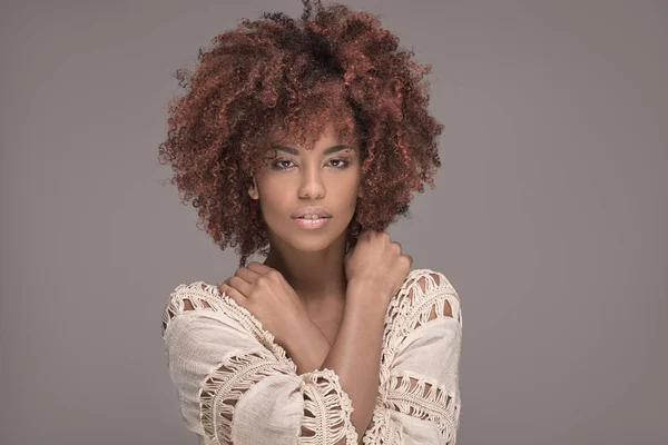 Mooie vrouw met afro kapsel poseren. — Stockfoto