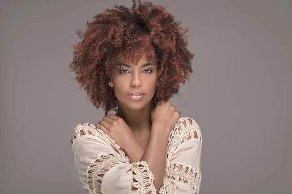 Piękna kobieta z fryzura afro pozowanie. — Zdjęcie stockowe
