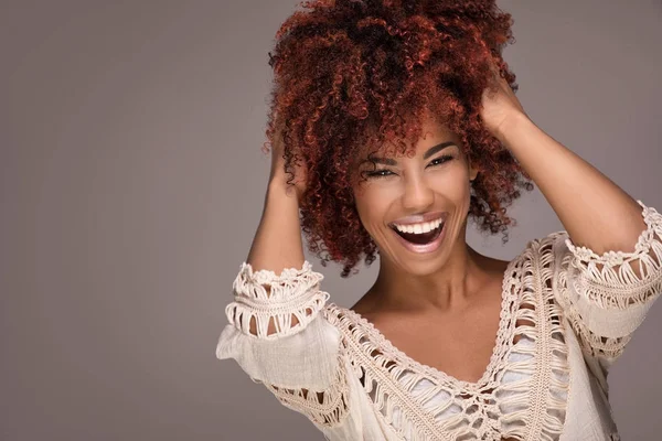 Afro saç modeli ile gülümseyen kız Güzellik Portresi. — Stok fotoğraf