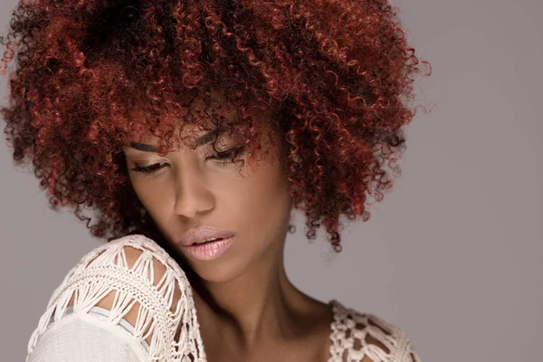 Retrato de beleza de menina com penteado afro . — Fotografia de Stock