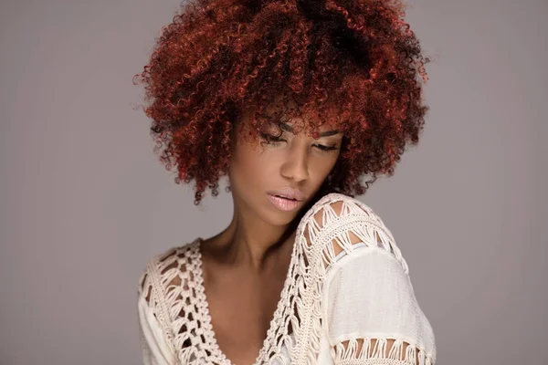 Portret van de schoonheid van een meisje met afro kapsel. — Stockfoto