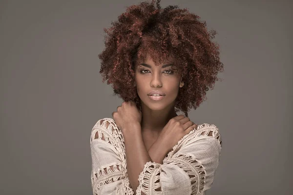 Hermosa mujer con peinado afro posando . — Foto de Stock
