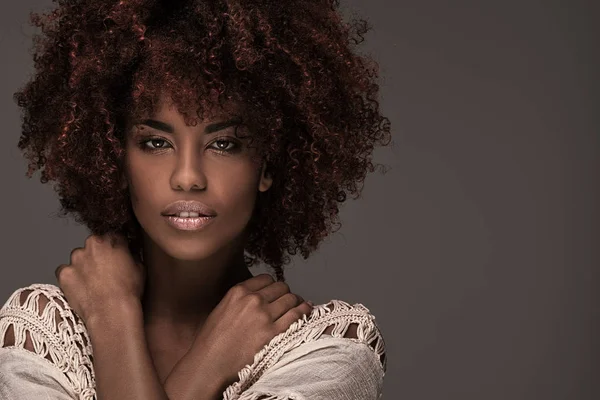 Afro saç modeli poz ile güzel kadın. — Stok fotoğraf