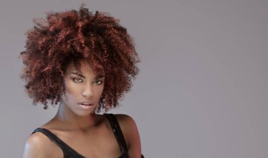 Afro saç modeli poz ile güzel kadın.