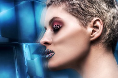 sanatsal makyaj ile güzel bir kadın.