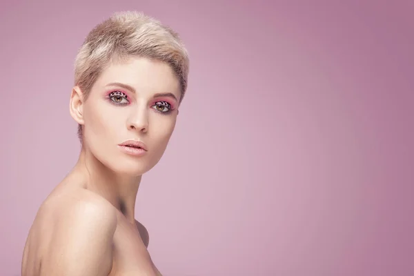 Hermosa mujer con maquillaje artístico . — Foto de Stock