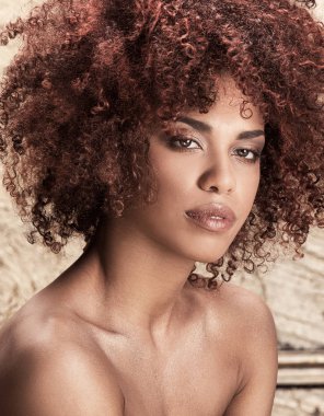 Afro saç modeli poz ile kız.