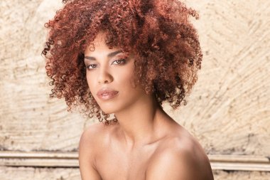 Afro saç modeli poz ile kız.