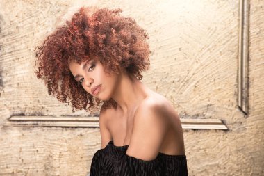 Afro saç modeli poz ile kız.