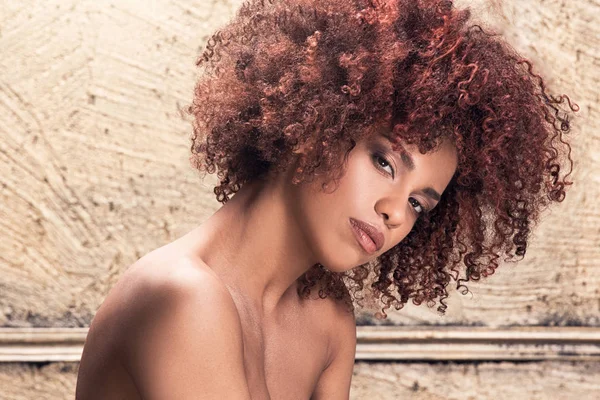 Mädchen mit Afro-Frisur posiert. — Stockfoto