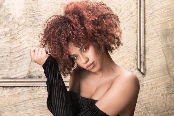 Chica con peinado afro posando . —  Fotos de Stock