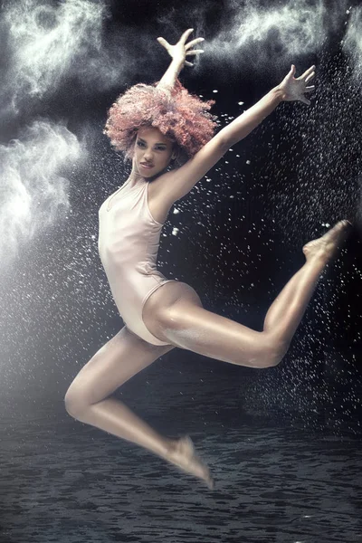 Hermosa bailarina actuando en polvo . — Foto de Stock