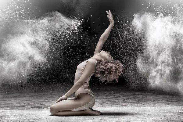 Hermosa bailarina actuando en polvo . — Foto de Stock