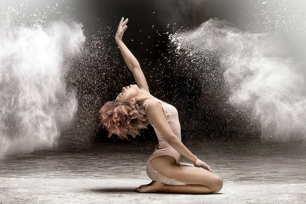 Hermosa bailarina actuando en polvo . — Foto de Stock