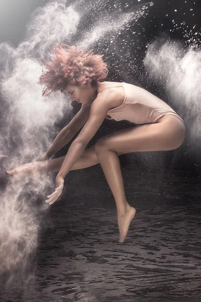 Hermosa bailarina actuando en polvo . — Foto de Stock